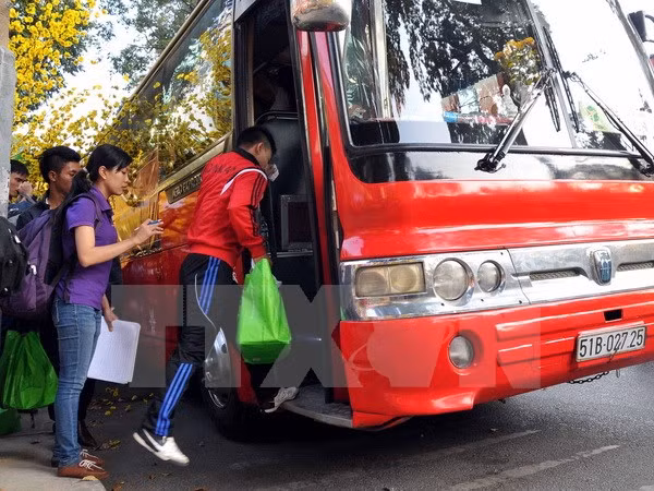 Lãnh đạo Hà Nội tiễn lao động về quê đón Tết ảnh 1