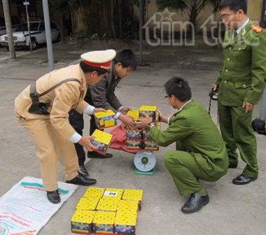 Bắt giữ gần 150 kg pháo lậu ảnh 1