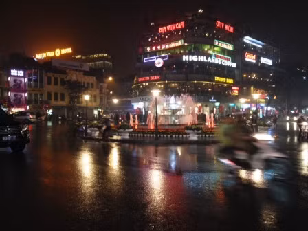 Hồ Gươm huyền ảo đêm cuối năm ảnh 15