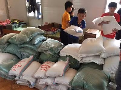 Gia sư lấy tiền mua gạo cho trò nghèo vùng cao ảnh 2