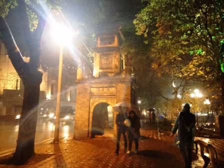 Hồ Gươm huyền ảo đêm cuối năm ảnh 4