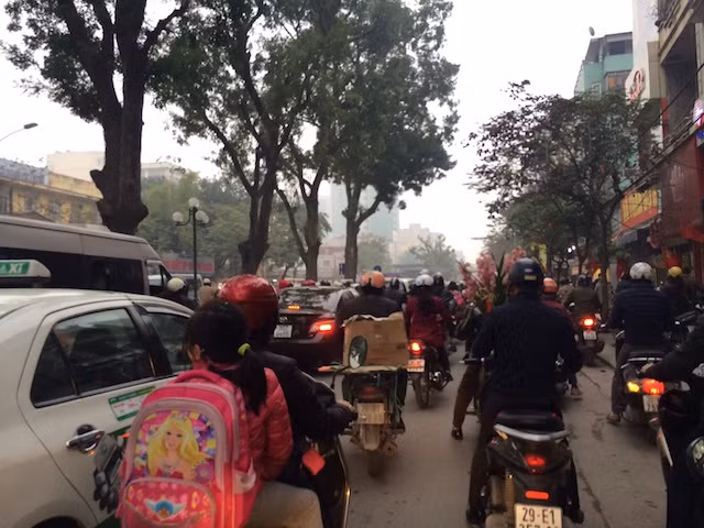 Giao thông Hà Nội “nghẹt thở'” dịp cận Tết ảnh 5