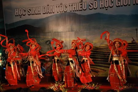 Tuyên dương học sinh dân tộc thiểu số học giỏi ảnh 4