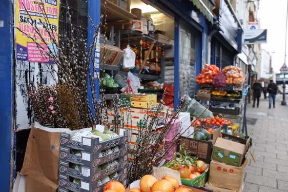 Siêu thị Việt ở London nhộn nhịp đón Tết Ất Mùi ảnh 2