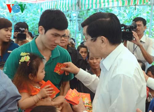 Chủ tịch nước thăm công nhân ăn Tết xa nhà ảnh 1