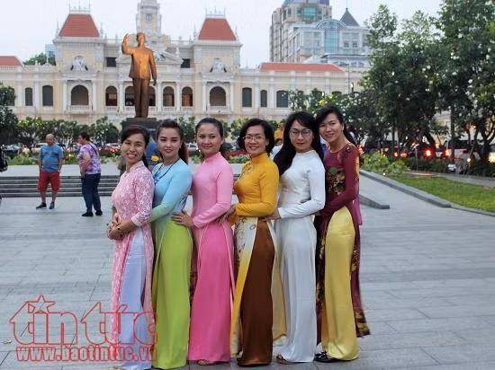 TP Hồ Chí Minh bỏ quy định cấm công chức, viên chức mặc quần jean, áo thun đi làm ảnh 1