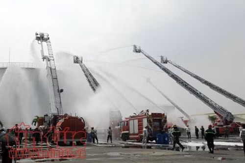 900 người tham gia diễn tập chữa cháy tại Tổng kho xăng dầu Nhà Bè ảnh 4