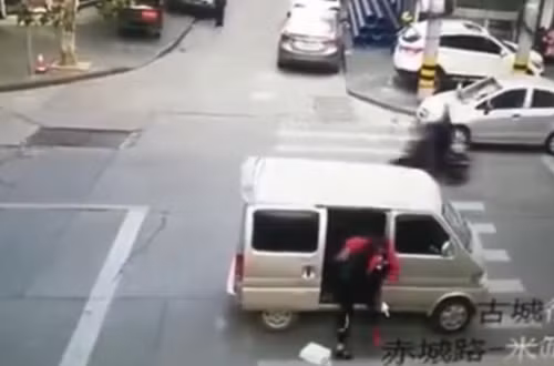 Tội phạm ngang nhiên bắt cóc nữ sinh ngay trên đường đông xe cộ ảnh 1