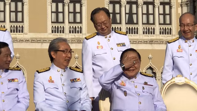 Dư luận Thái Lan xôn xao với những món đồ hiệu xa xỉ của Bộ trưởng Quốc phòng ảnh 2
