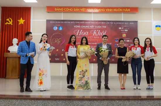 45 Hoa khôi sinh viên giao lưu với tác giả 'Chuyện nhà Dr Thanh' ảnh 1