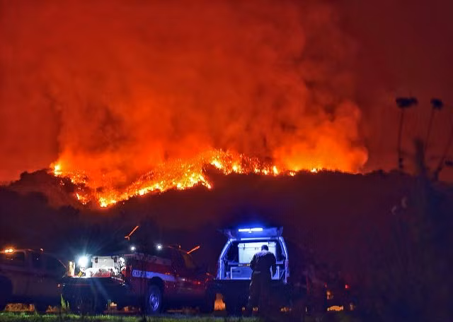 7.000 lính cứu hỏa vật lộn với cháy rừng lịch sử bang California ảnh 4