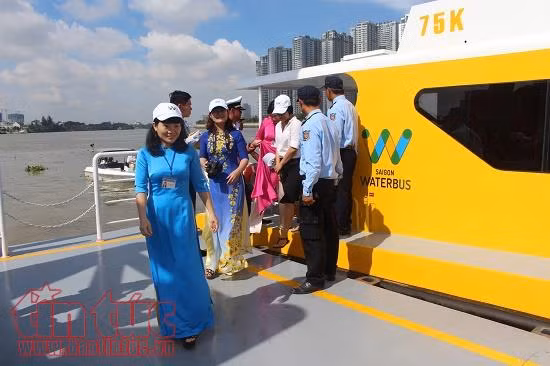 Buýt đường sông TP Hồ Chí Minh quá tải do người dân tò mò khám phá ảnh 1