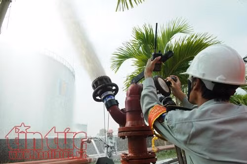 900 người tham gia diễn tập chữa cháy tại Tổng kho xăng dầu Nhà Bè ảnh 3