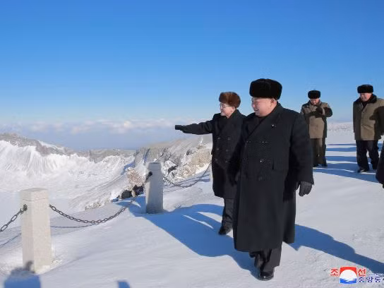 Ông Kim Jong-un leo núi thiêng mừng vụ phóng ICBM ảnh 2
