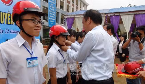 Ủy ban An toàn giao thông Quốc gia trao tặng 1.500 mũ bảo hiểm cho học sinh ảnh 1