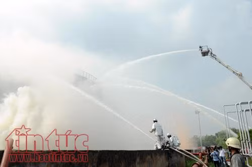 900 người tham gia diễn tập chữa cháy tại Tổng kho xăng dầu Nhà Bè ảnh 9