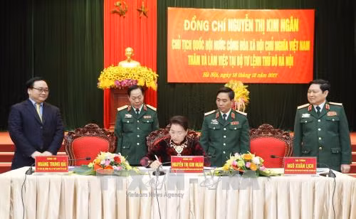 Chủ tịch Quốc hội Nguyễn Thị Kim Ngân thăm và làm việc với Bộ Tư lệnh Thủ đô Hà Nội ảnh 2
