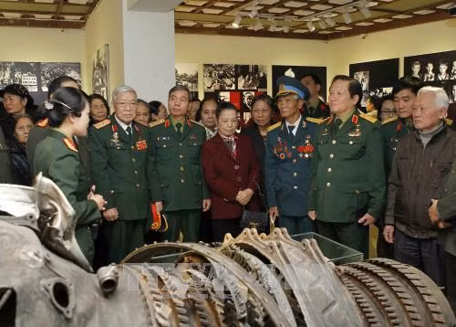 Triển lãm 'Bản hùng ca Điện Biên Phủ trên không' ảnh 2