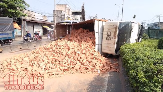 Lật xe tải chở gạch, giao thông tê liệt nhiều giờ ảnh 1