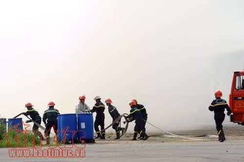 900 người tham gia diễn tập chữa cháy tại Tổng kho xăng dầu Nhà Bè ảnh 2