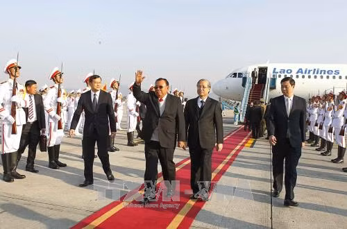 Tổng Bí thư, Chủ tịch nước Lào đến Hà Nội, bắt đầu chuyến thăm Việt Nam ảnh 2
