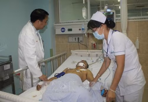 Truyền 26 đơn vị máu cứu sống bệnh nhân dập nát hai chân ảnh 1