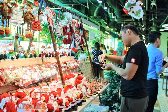 Nhộn nhịp thị trường giáng sinh tại TP Hồ Chí Minh ảnh 1