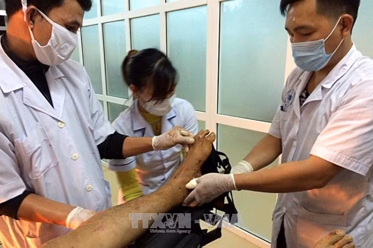 Lai Châu: Ô tô và máy xúc lao xuống vực sâu, 3 người thương nặng ảnh 1