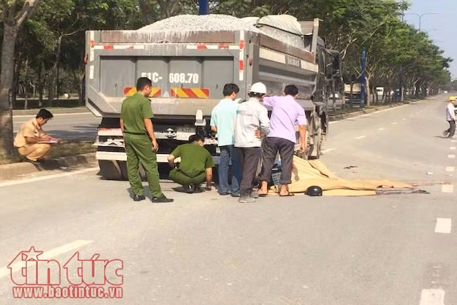 Phóng nhanh, hai thanh niên đâm vào xe ben tử vong tại chỗ ảnh 2