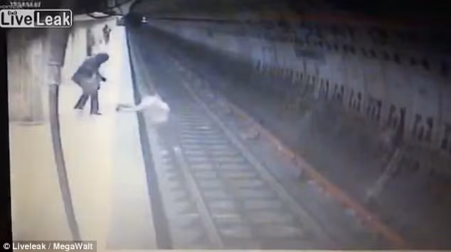 Cái chết thảm của cô gái trẻ bị kẻ tâm thần đẩy xuống trước mũi tàu ảnh 1