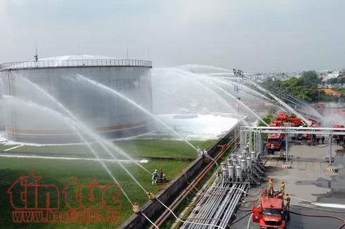 900 người tham gia diễn tập chữa cháy tại Tổng kho xăng dầu Nhà Bè ảnh 10