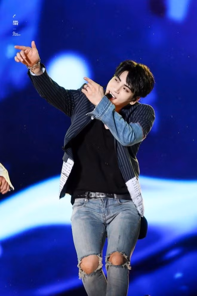 Trước khi chết, Jonghyun của SHINee mặc áo gắn thư tuyệt mệnh của Kurt Cobain ảnh 1