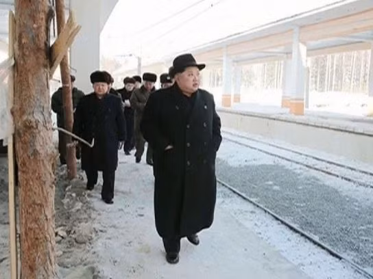 Ông Kim Jong-un leo núi thiêng mừng vụ phóng ICBM ảnh 3