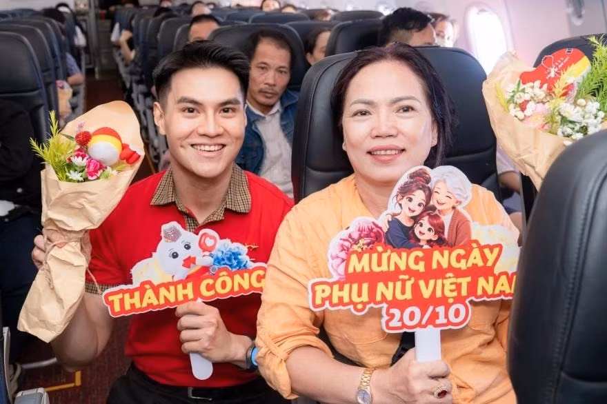 Những món quà đặc biệt được các tiếp viên hàng không Vietjet dành tặng những hành khách nữ cùng những lời chúc ngọt ngào.