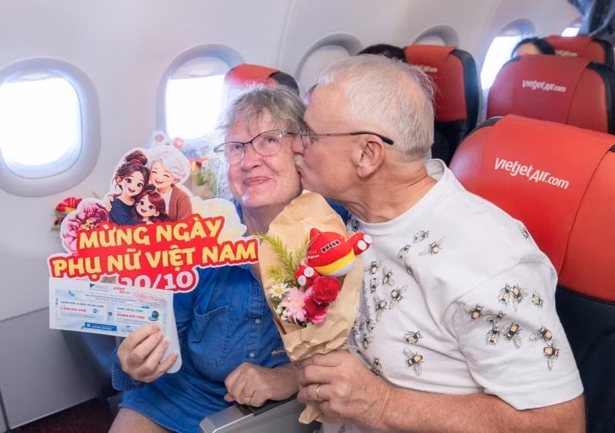 Du khách nước ngoài lần đầu được trải nghiệm ngày Phụ nữ Việt Nam và thích thú với câu chuyện Việt Nam có thêm một ngày dành riêng cho phái đẹp.