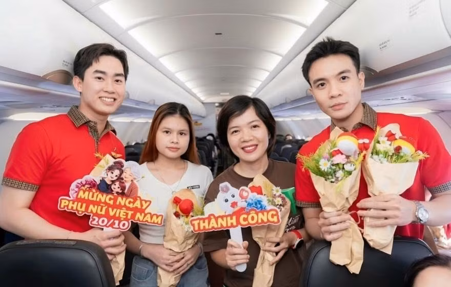 Các tiếp viên hàng không Vietjet dịp này không chỉ chào đón và phục vụ hành khách với các món ăn nóng, tươi ngon hay Vikkaffe mà còn mang theo những bó hoa tươi thắm dành tặng các bà, các cô và chị em gái.