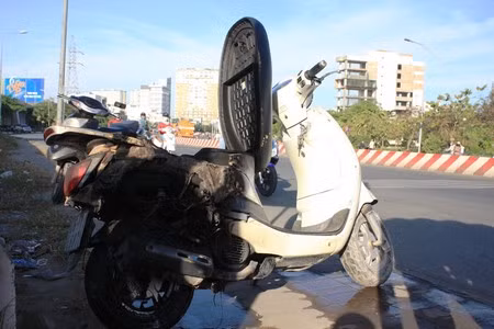 Xe máy tay ga bốc cháy trên cầu Sài Gòn ảnh 1