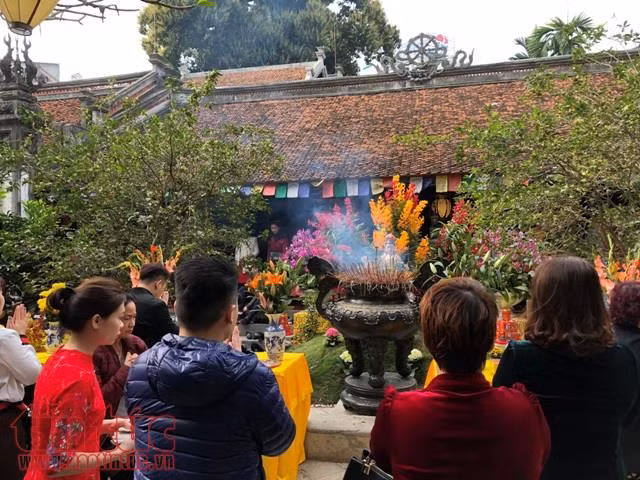 Đầu xuân, đền chùa Hà Nội đông đúc người đi lễ ảnh 7