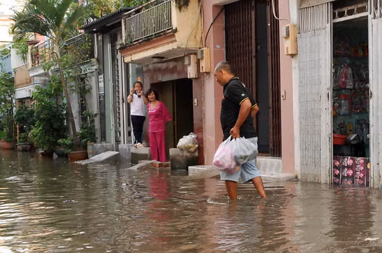 TPHCM: Nhiều tuyến đường ngập nặng vì triều cường ảnh 3