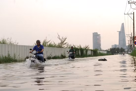 TPHCM: Nhiều tuyến đường ngập nặng vì triều cường ảnh 6