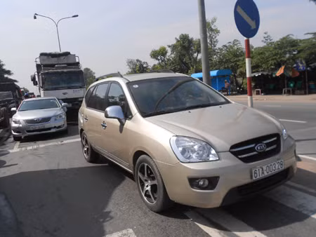 Tai nạn liên hoàn, xế hộp bạc tỷ bị tông bẹp dúm ảnh 1