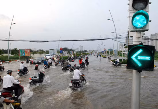 TPHCM: Nhiều tuyến đường ngập nặng vì triều cường ảnh 5