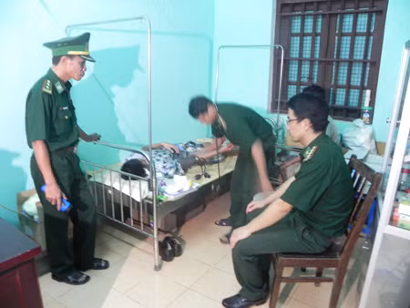 Bàn giao 2 thuyền viên và 1 tử thi người Trung Quốc ảnh 1