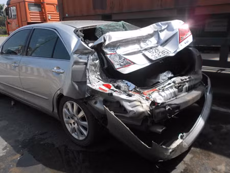 Tai nạn liên hoàn, xế hộp bạc tỷ bị tông bẹp dúm ảnh 2