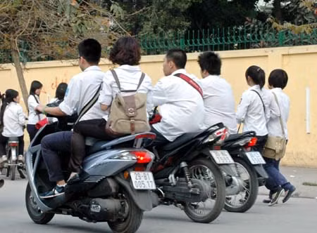 Lập lại kỷ cương giao thông Hà Nội - Bài 2: Học sinh, sinh viên cũng phạm luật ảnh 2