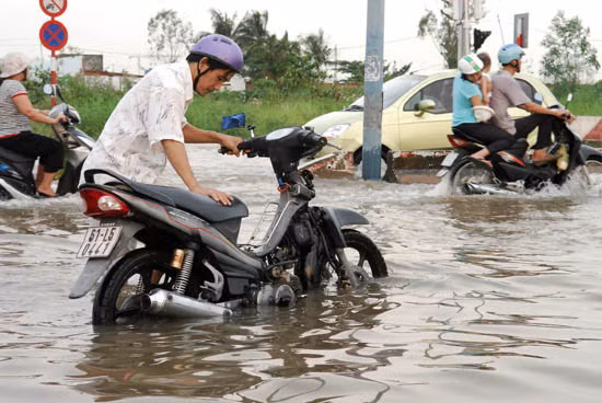 TPHCM: Nhiều tuyến đường ngập nặng vì triều cường ảnh 8