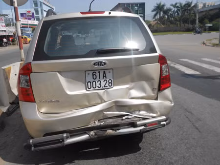 Tai nạn liên hoàn, xế hộp bạc tỷ bị tông bẹp dúm ảnh 3