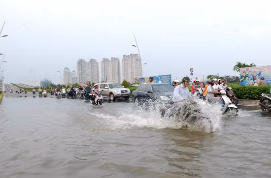 TPHCM: Nhiều tuyến đường ngập nặng vì triều cường ảnh 4