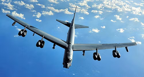 "Pháo đài bay" B-52 Mỹ rơi tại đảo Guam ảnh 1