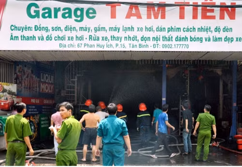 Dập tắt vụ cháy lớn gara ô tô ở TP.HCM ảnh 1
